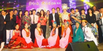 “爱华教义演”最後一场演出在芙蓉圆满结束，全体嘉宾和参演歌手大合照，明年再见。