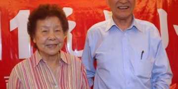 陈凯希（右）和夫人陈秀英约定每年1月1日办“凤凰友好聚餐会”，并捐助需要协助的团体，以回馈社会。