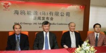 陳凱希（右2）：海鷗能源準備在上海博覽會展示多項首創的傳熱新技術產品，預料會引起各界關注。左起：李居強、吳立洋及袁達忠（右1）。
