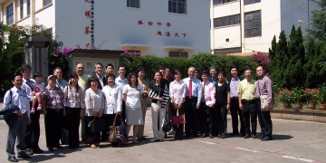 陈凯希(右七)2006年9月首次率领大马普洱茶同业参访昆明茶博会，在考察复办后的中茶公司昆明茶厂留影，右六为陈祈福。
