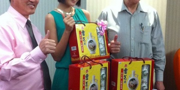 陈祈福（左起）、童冰玉及陈凯希一同推介精致的灵芝酒礼盒装。