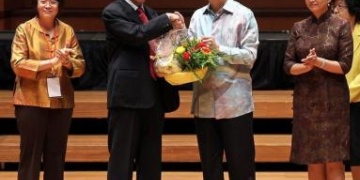马中友好协会秘书长陈凯希（左二）赠送花篮给廖中莱；左一为周美芬，右一为中国驻马大使馆政务参赞马珈。