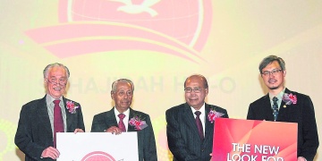 陈凯希（左起）、奥斯曼、旺阿末和陈景岗一同推介海鸥直销的新商标。