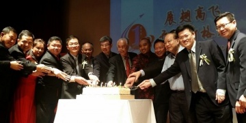 新加坡海鸥直销公司欢庆1周年纪念，右2为陈祈福。