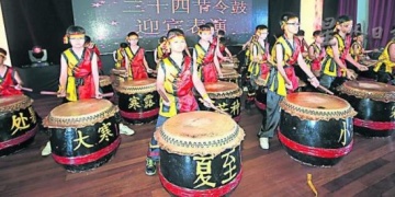 三才华小学生呈献二十四节令鼓，作为爱华教义演的迎宾表演。