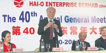 陈凯希（左二） 向股东阐述公司未来展望与计划， 左起为苏妮塔、奥士曼卡欣和陈景岗。