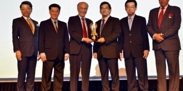 黄泽荣（右三）及陈凯希（左三）一同上台接领2016年亚洲企业社会责任奖。陈祈福（左二）和张赐兴（右二）陪同上台。左一为2016年亚洲企业社会责任奖评委安达直树；右一为亚洲企业顾问苏欣沙玛。