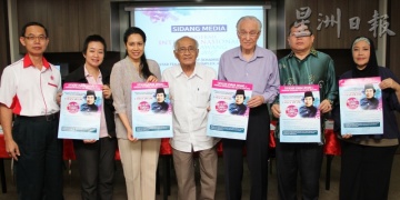 Syed Husin Ali (empat kiri) dan Tan Kai Hee (tiga kanan) bersama barisan pemimpin Yayasan Usman Awang dan Gabungan Pertubuhan Cina Malaysia memegang poster Usman Awang semasa sidang akhbar di Kuala Lumpur, semalam.