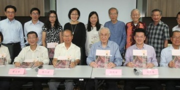 出席第三届方修文学奖新闻发布会的有谢爱萍（前排左起）、邹文学、陈川波、陈凯希、陈祈福与蔡世居。