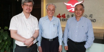 海鸥企业集团执行主席陈凯希（中）带领下，由董事经理陈景岗（左）及执行董事丘观庆汇报新财政年的新成长领域。
