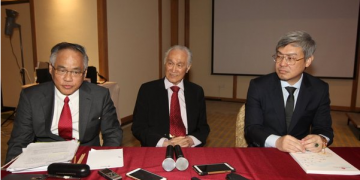 丘观庆（左起）、陈凯希和陈景岗，向媒体分享公司来年展望。