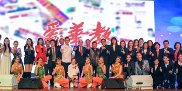 芙蓉振华中学三机构与“爱华教”义演的歌手艺人合影。