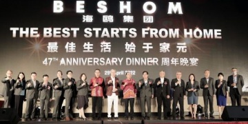 (From eighth left) Selangor executive councillor Datuk Teng Chang Khim, Tan, China’s ambassador to Malaysia Ouyang Yujing and Beshom key management making a toast at the 47th anniversary dinner.